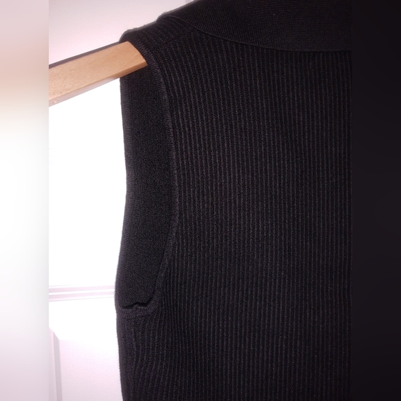 House of Harlow 1960 Deep V-neck Ribbed Collared Knit Top. S - Picture 7 of 8
